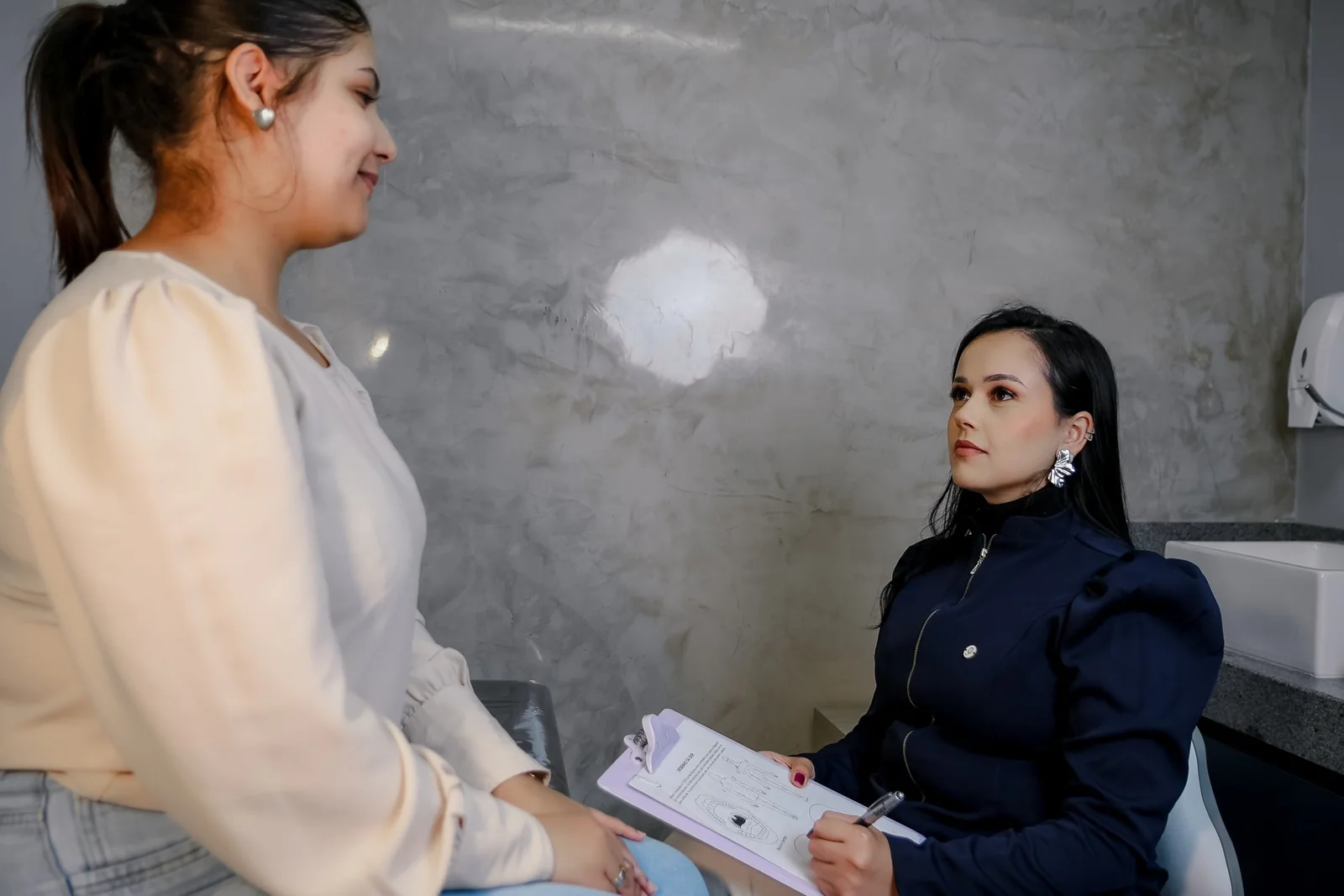 Mariana Mello conversando com uma paciente